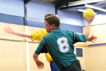 Handballspieler spielen Handball