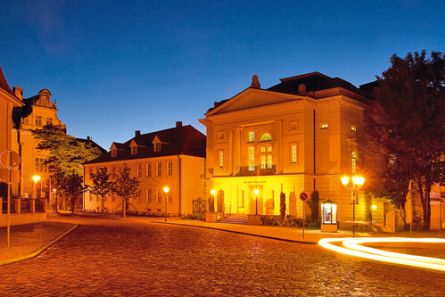 Ansicht Bernburger Theater bei Nacht